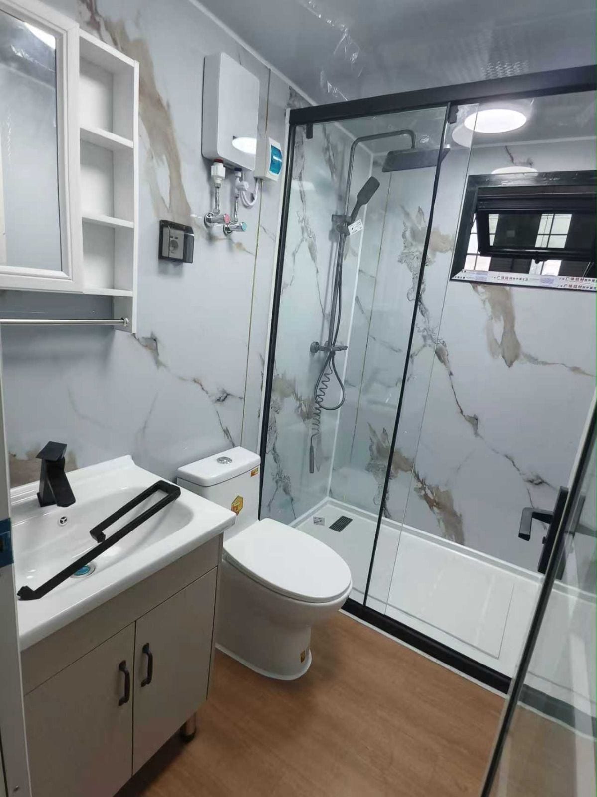 Baño completo con mampara, sanitario inteligente y piso SPC
