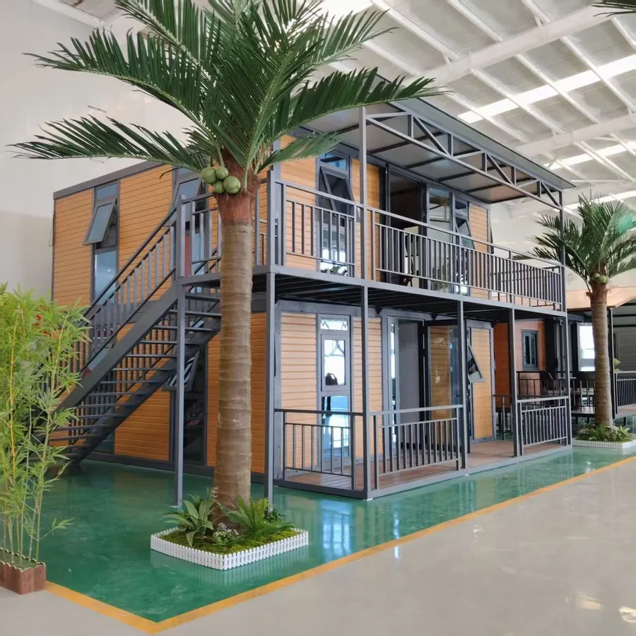 Casa modular de dos plantas con escalera exterior y balcón, revestimiento tipo madera