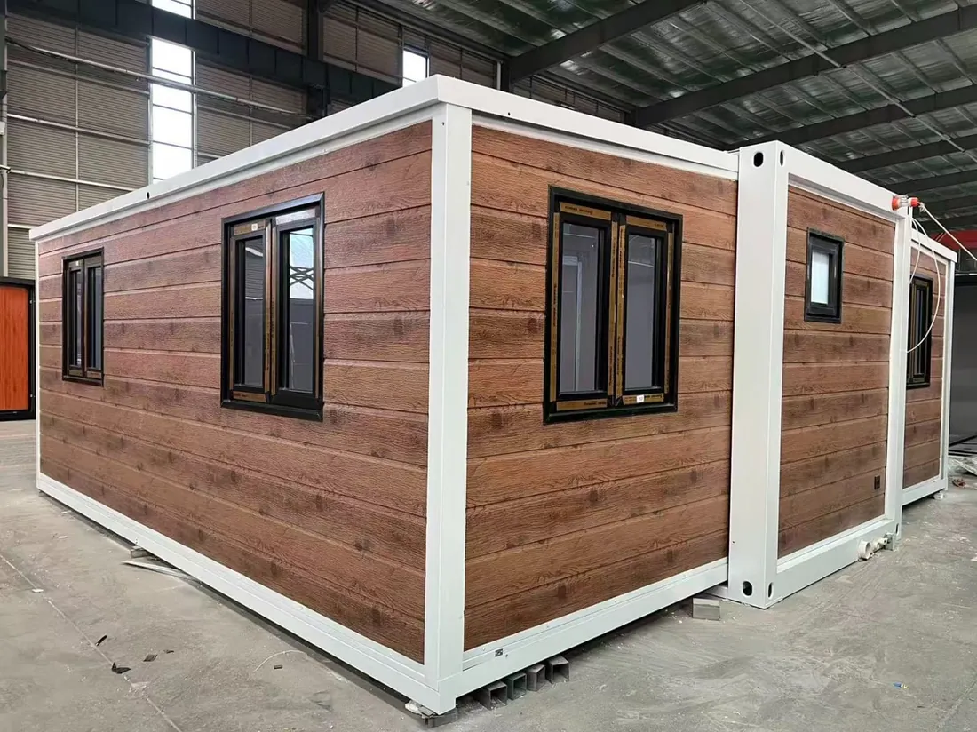 Módulo desplegable con revestimiento siding tipo madera y aberturas de aluminio