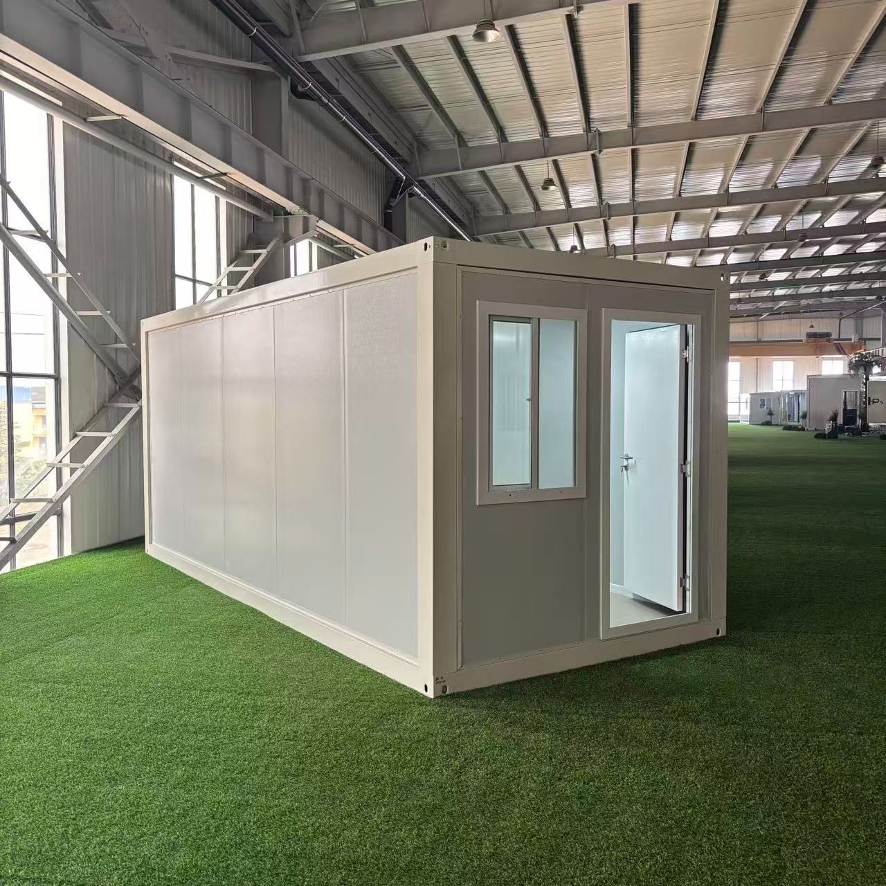 Módulo compacto con puerta y ventana, para oficina o monoambiente