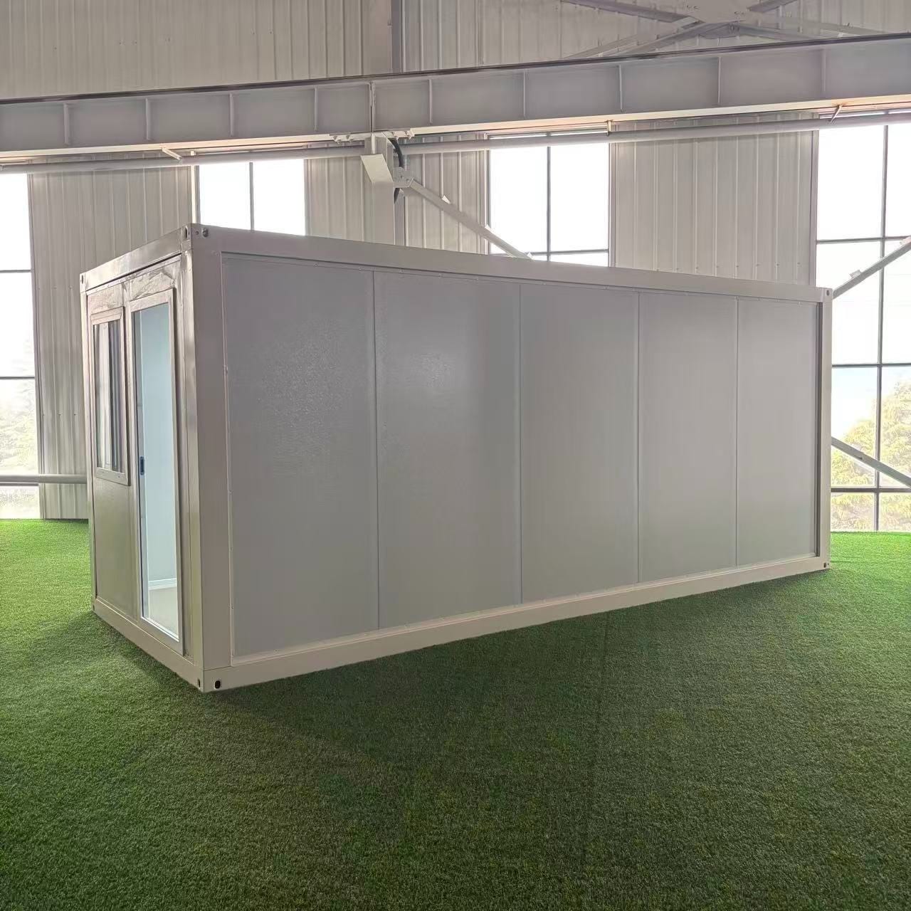 El mismo módulo compacto visto de lado, listo para transportar