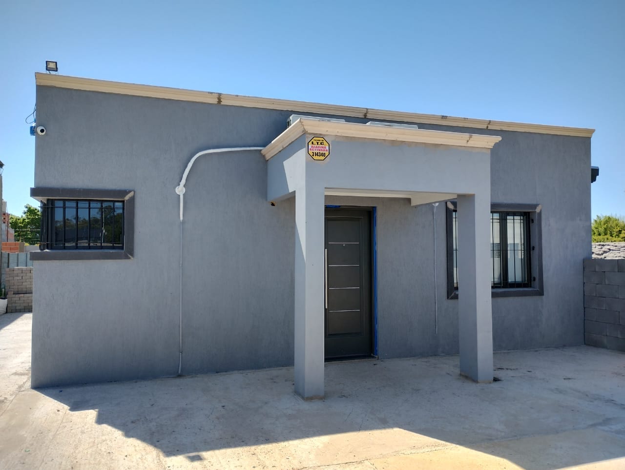 Casa terminada de 80 m² en Azul, con galería de acceso y terminación gris