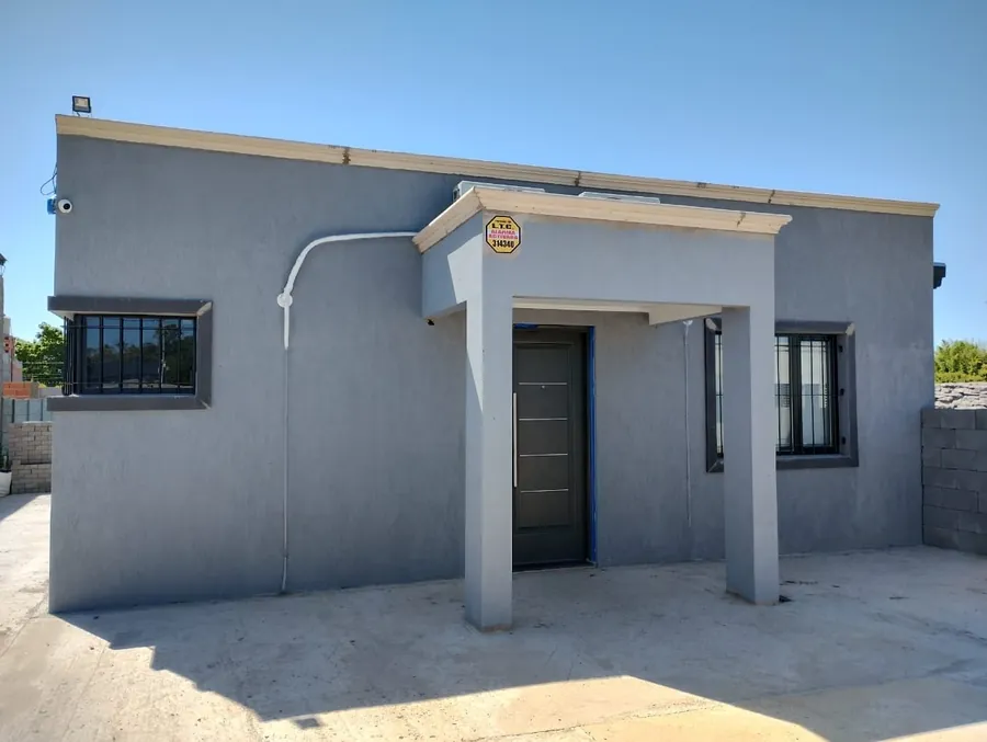 Casa terminada de 80 m² en Azul, con galería de acceso y terminación gris