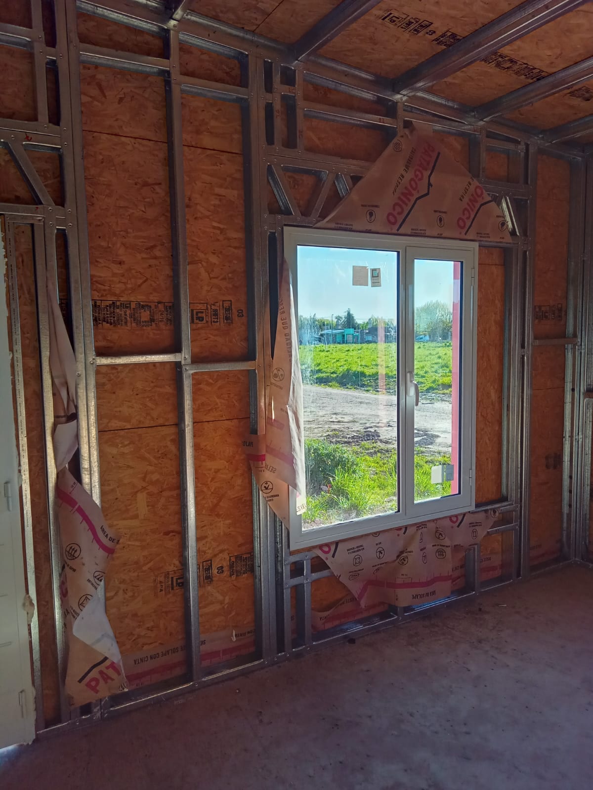 Entramado de acero galvanizado con placas de OSB, en una obra propia